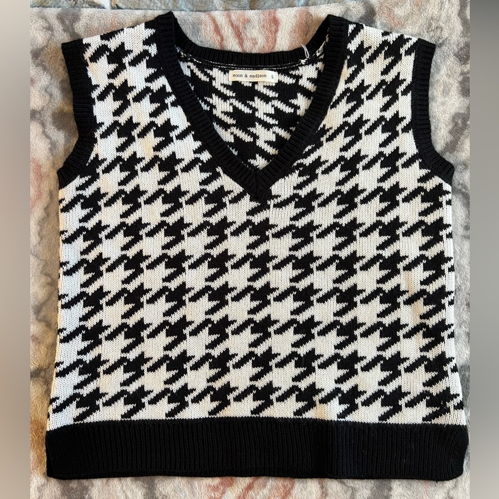 moon & madison Black and White Houndstooth Sweater Vest